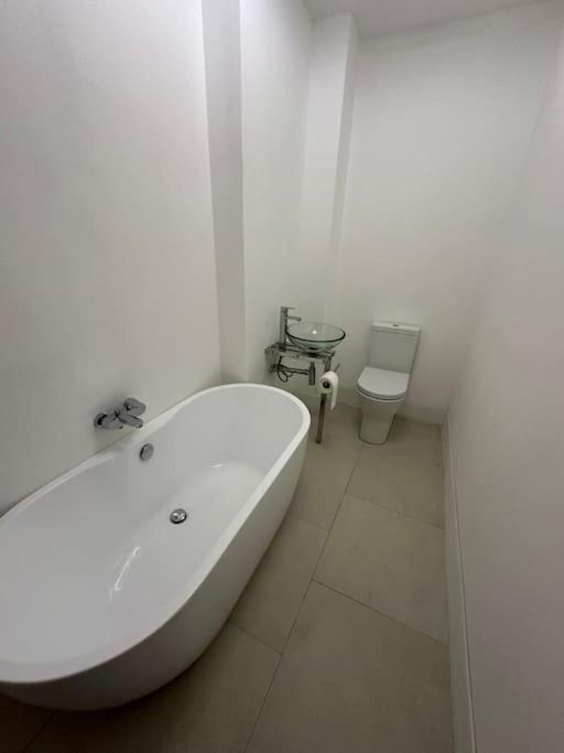 2 Bedroom Flat Wembley Appartamento *