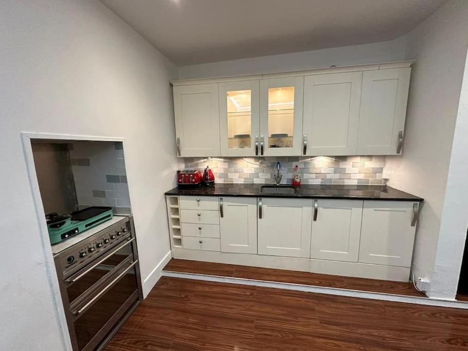 2 Bedroom Flat Wembley * Londra