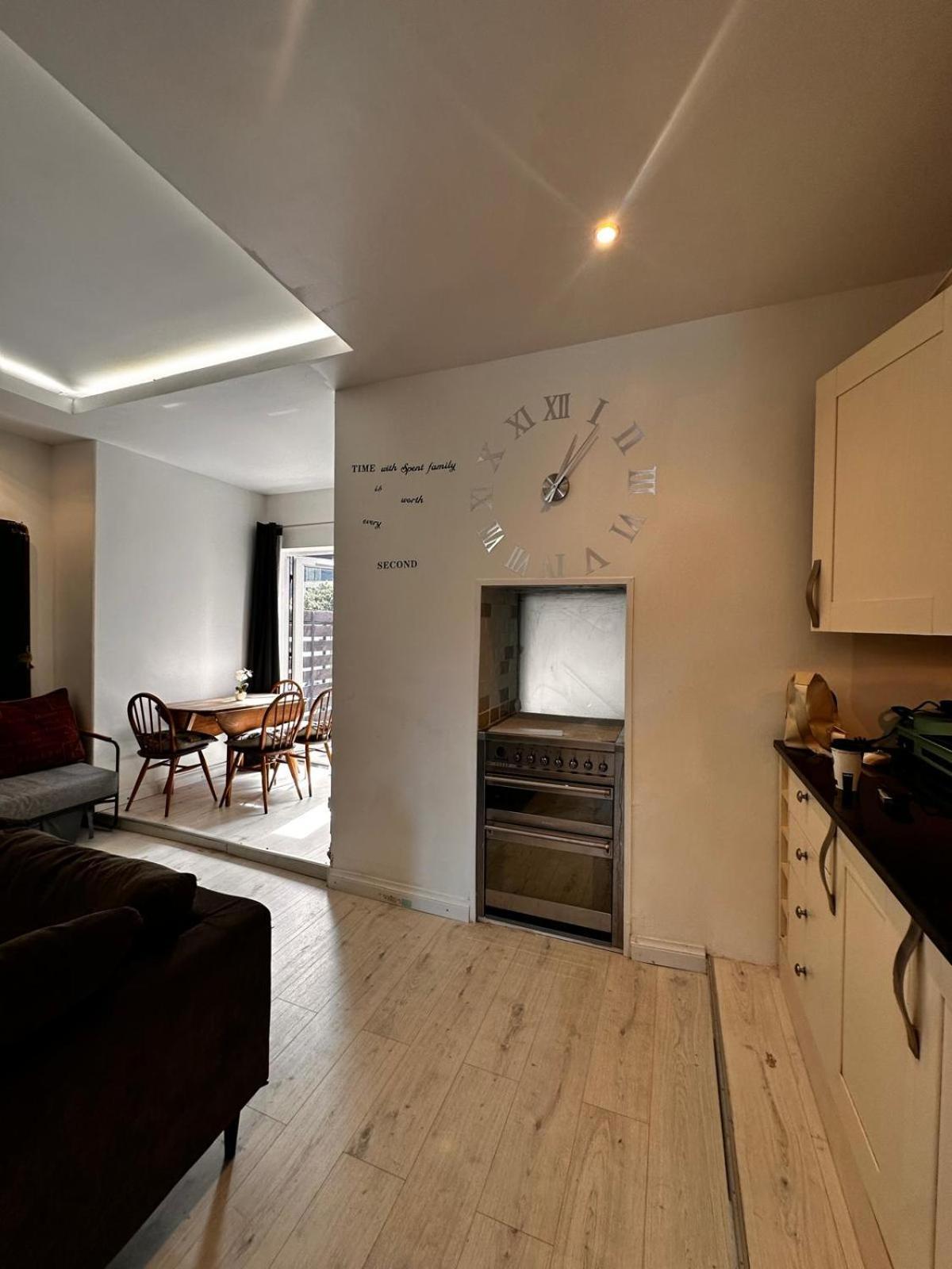 2 Bedroom Flat Wembley Londra